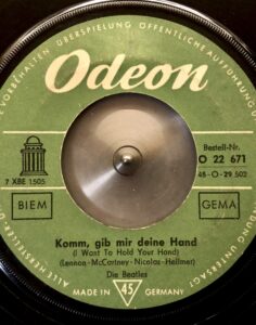 KOMM, GIB MIR DEINE HAND / SIE LIEBT DICH　O 22 671